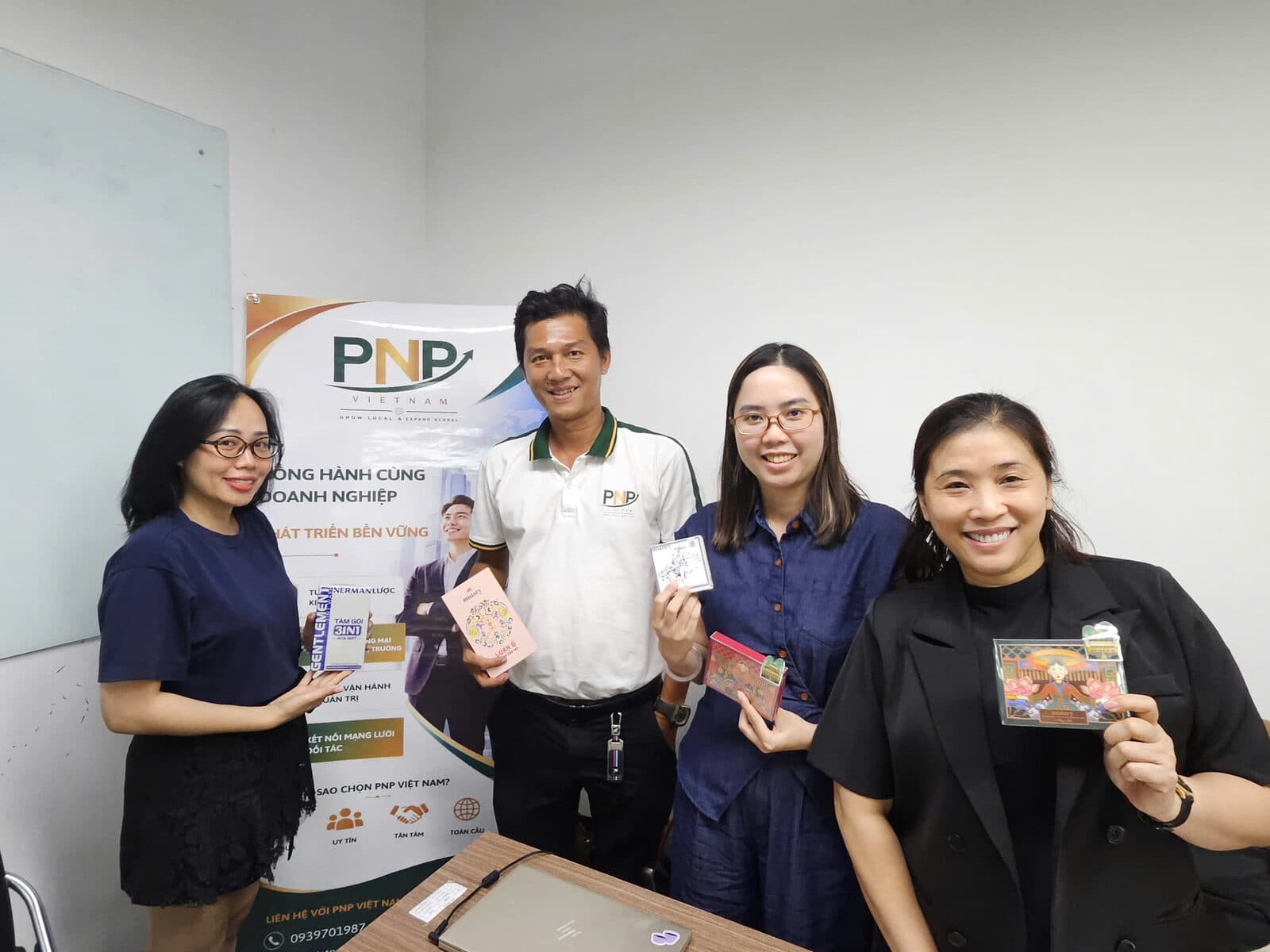 Giao lưu, trao đổi cùng đối tác trong buổi làm việc tại PNP Việt Nam