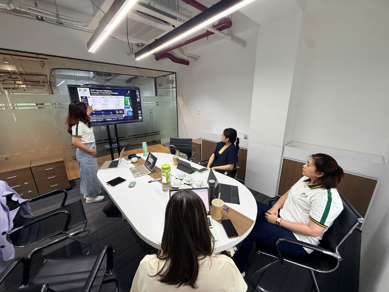 Trình bày giải pháp tư vấn chiến lược "PNP Vietnam Solutions" cùng khách hàng