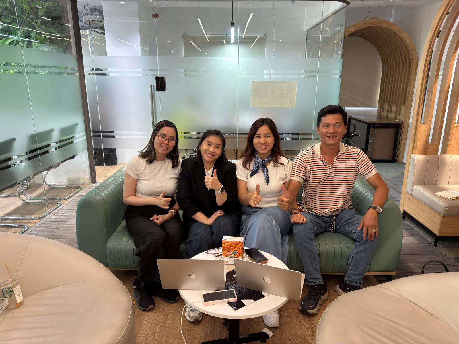 Gặp gỡ đối tác trong không gian làm việc hiện đại