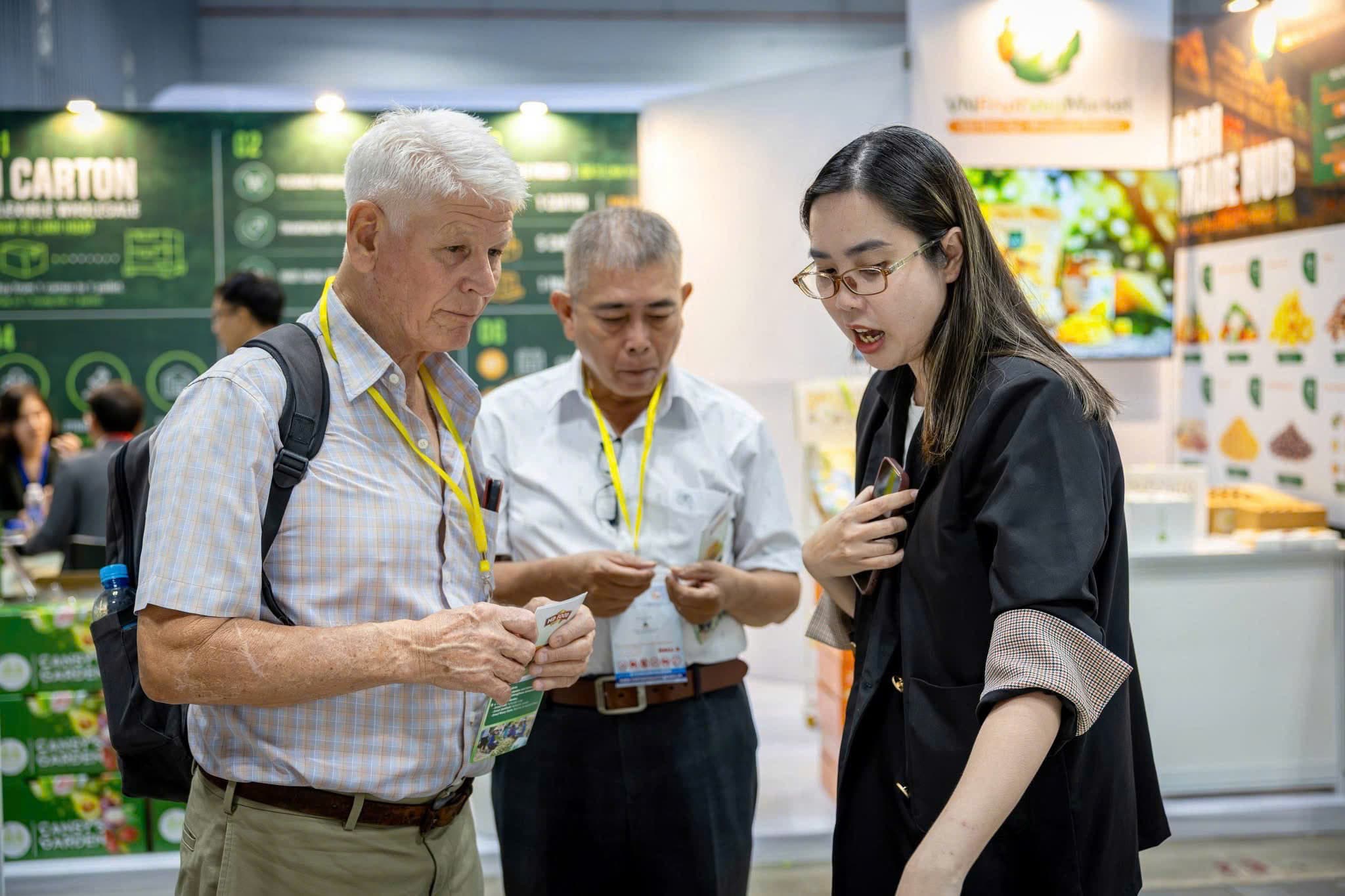 Tư vấn cho nhà mua hàng quốc tế ngay tại gian hàng trong khuôn khổ triển lãm