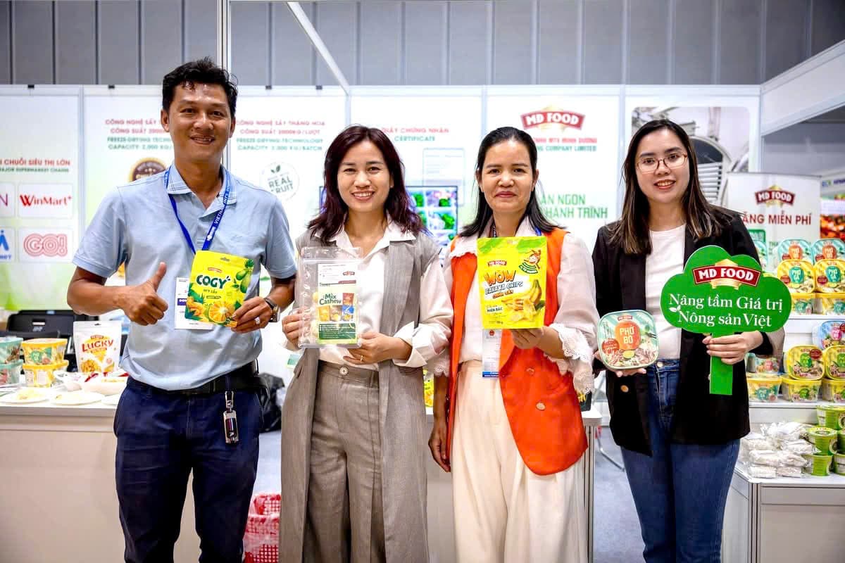 Đối tác trải nghiệm các sản phẩm trái cây và hạt sấy của MD Food